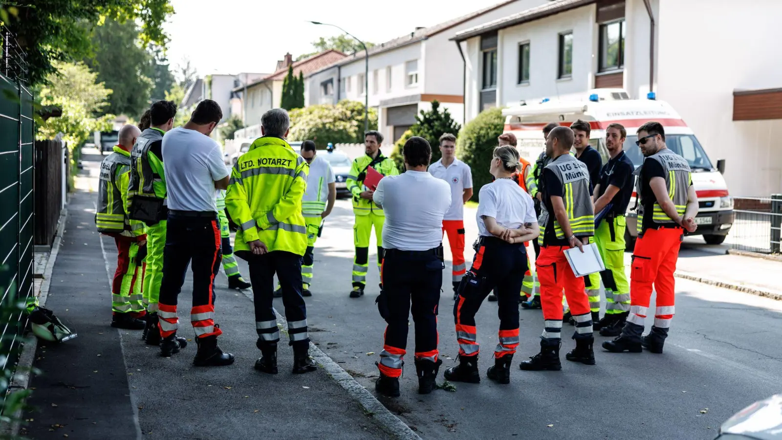 Ein Kind sowie mehrere Erwachsene wurden bei dem Busunfall leicht verletzt (Foto: Matthias Balk/dpa)