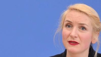 Die Linkenvorsitzenden Jan van Aken und Ines Schwerdtner gehen auf Distanz zu einem Beschluss des eigenen Jugendverbands zu Israel. (Archivbild) (Foto: Soeren Stache/dpa)