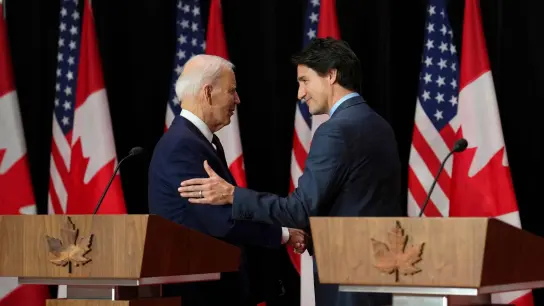 US-Präsident Joe Biden und sein kanadischer Amtskollege Justin Trudeau haben sich bei einem Treffen in Ottawa auf ein Asylabkommen geeinigt, dass einen illegalen Grenzübergang zwischen den beiden Ländern schließen soll. (Foto: Sean Kilpatrick/The Canadian Press via AP/dpa)