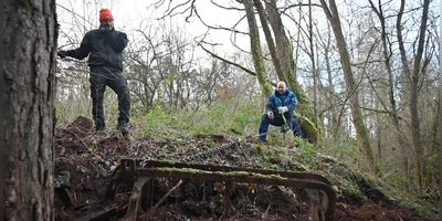 Handarbeit: Mühsam mussten die im Wald vergrabenen Loren geborgen werden. Jonas Trenner (links) half Jürgen Wening (am Kettenzug) und dessen Schulfreund, seinem Vater Harald Trenner. (Foto: Wolfgang Grebenhof)