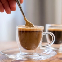 Schöne Haut durch Kollagen-Pulver im Kaffee? Entscheidender sind laut Expertin Klassiker wie UV-Schutz und genug Schlaf. (Foto: Christin Klose/dpa-tmn)