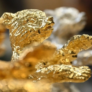 Trophäen stehen während eines Pressetermins zu der Produktion der Berlinale Bären in der Bildgießerei Hermann Noack. Die Berlinale 2026 findet vom 12. bis 22. Februar statt. (Foto: Britta Pedersen/dpa)