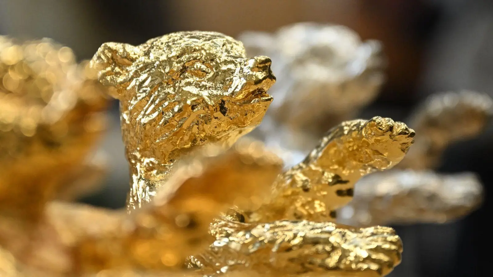 Trophäen stehen während eines Pressetermins zu der Produktion der Berlinale Bären in der Bildgießerei Hermann Noack. Die Berlinale 2026 findet vom 12. bis 22. Februar statt. (Foto: Britta Pedersen/dpa)