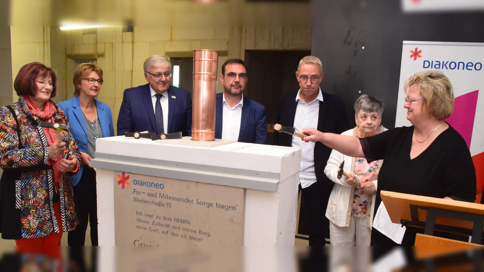 Nach dem Schließen der Kapsel gab es Hammerschläge: Das Bild zeigt (von links) Christa Naaß, Silke Horneber-Schühlein, Helmut Weiß, Klaus Holetschek, Gerd Ehemann, Erika Weiß und Manuela Füller. (Foto: Gerhard Krämer)