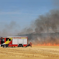 Zahlreiche Feuerwehrleute waren bei Hitze im Einsatz, um den Flächenbrand zu löschen. (Foto: Ralf Hettler/dpa)