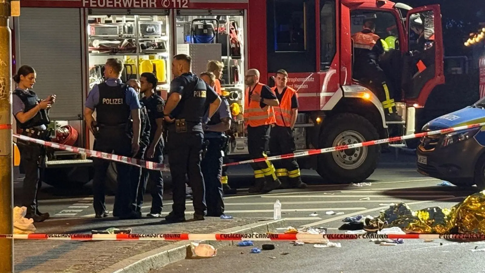 Ein Auto hat nachts in Frankfurt zwei E-Scooter erfasst. Es gibt zwei Todesopfer. (Foto: Mike Seeboth/dpa)