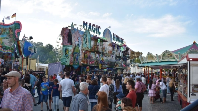 Viele Menschen, wenig Ärger: Die Neustädter Kerwa ist laut Kriminalstatistik trotz des enormen Besucherandrangs ein vergleichsweise sicheres Pflaster. (Foto: Ute Niephaus)
