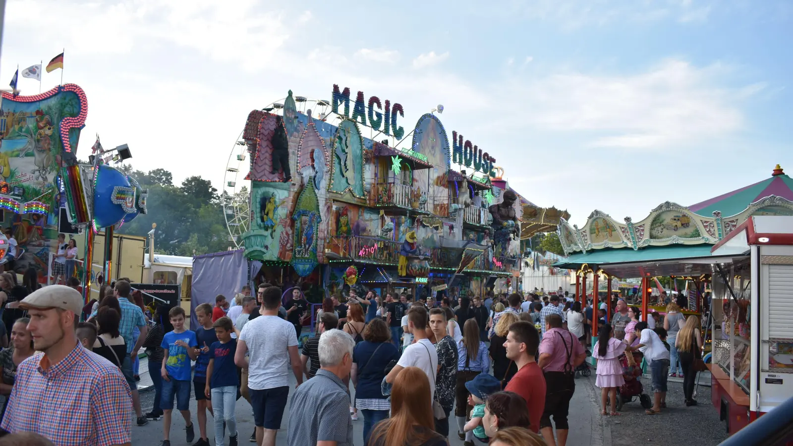 Viele Menschen, wenig Ärger: Die Neustädter Kerwa ist laut Kriminalstatistik trotz des enormen Besucherandrangs ein vergleichsweise sicheres Pflaster. (Foto: Ute Niephaus)