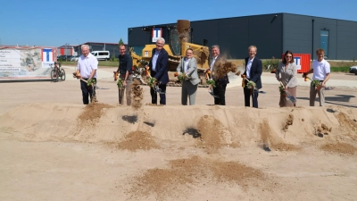 Johannes Käser von der ausführenden Baufirma Thannhauser, Dinkelsbühls OB Dr. Christoph Hammer, MdB Artur Auernhammer, Staatssekretär Ulrich Lange, Staatsminister Christian Bernreiter, Martin Assum vom Staatlichen Bauamt, Regierungspräsidentin Dr. Kerstin Engelhardt-Blum und Landrat Marco Meier (von links) schwingen an einem heißen Sommertag den Spaten: Der Bau der Dinkelsbühler B25-Ostumfahrung ist am Freitag offiziell gestartet. (Foto: Martina Haas)