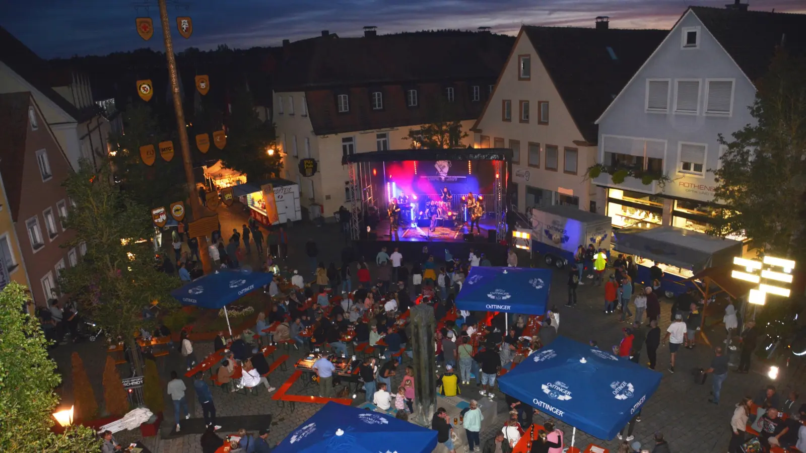 Ein stimmungsvolles Bild ergab sich am Samstagabend auf dem Marktplatz. Dort wurde vor der Bühne getanzt, an den Tischen wurde geplaudert. Kurzum: Die Besucherinnen und Besucher ließen es sich gutgehen.<br><br>  (Foto: Peter Tippl)