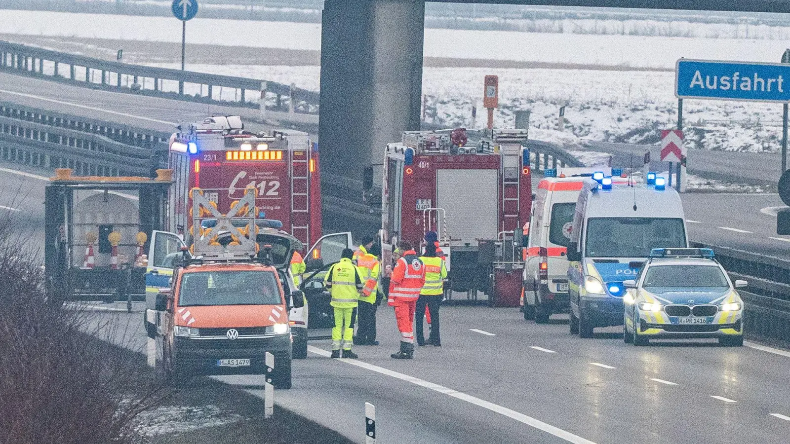 Die A3 blieb in Fahrtrichtung Passau bis zur Mittagszeit gesperrt. (Foto: Armin Weigel/dpa)