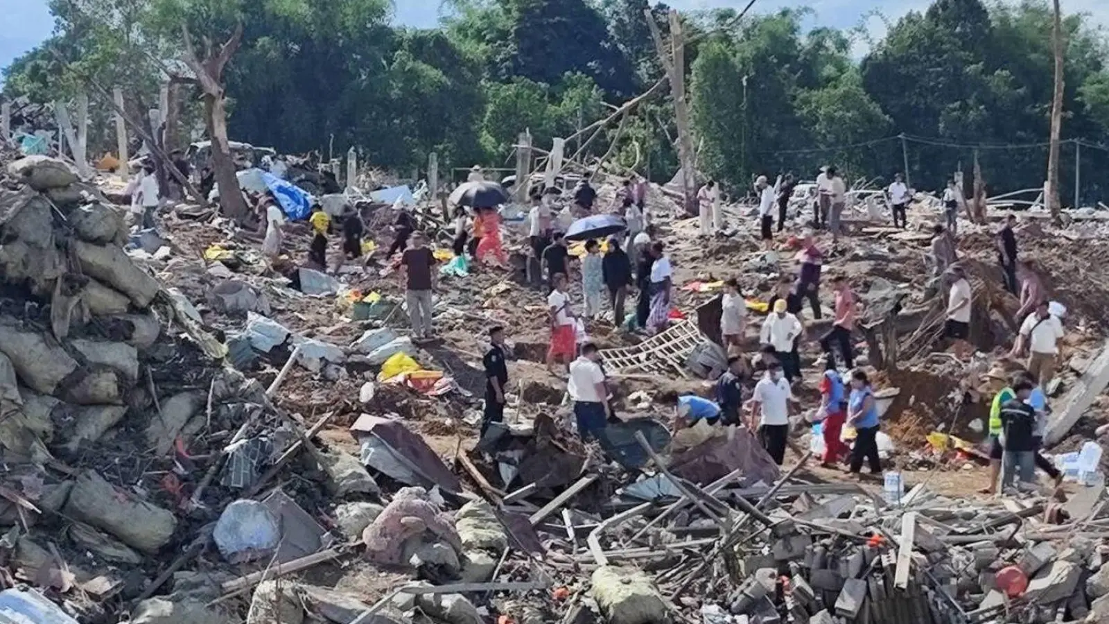 Die Zerstörungen im Dorf sind verheerend. (Foto: -/Palaung Land/AP/dpa)