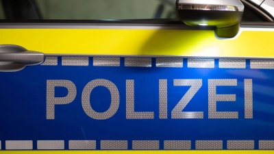 Viel zu schnell überholte ein Autofahrer eine klar erkennbare Streife der Verkehrspolizei.  (Symbolbild: Robert Michael/dpa)