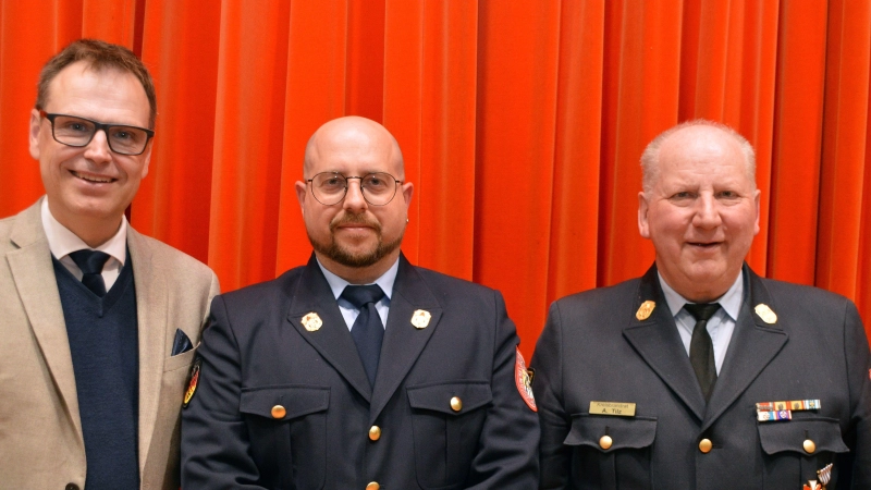 Generationenwechsel im Amt des Kreisbrandrats: Auf Alfred Tilz (rechts) folgt Florian Brandt (Mitte). Landrat Dr. Christian von Dobschütz dankte beiden für ihr Engagement. (Foto: Johannes Zimmermann)