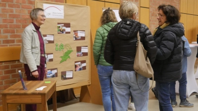 Allianzmanagerin Susanne Kleider (links) informierte am Dienstag in der Wolfgang-Graf-Halle mittels Infostand über das neu geschaffene Netzwerk. (Foto: Martina Hinkelmann)