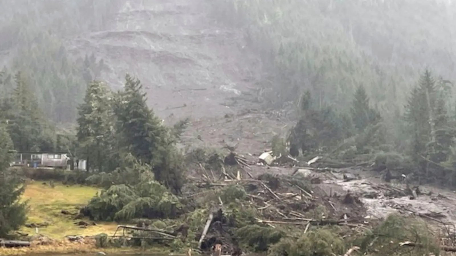 Ein Erdrutsch hat in einer abgelegenen Gegend im US-Bundesstaat Alaska Häuser zerstört. (Foto: Uncredited/U.S. Coast Guard/AP/dpa)