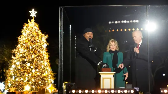 Gemeinsam mit Ehefrau Jill und Rapper LL Cool J  bringt US-Präsident Joe Biden den traditionellen Baum am Weißen Haus zum Leuchten und läutet so offiziell die Weihnachtszeit in den USA ein. (Foto: Andrew Harnik/AP/dpa)