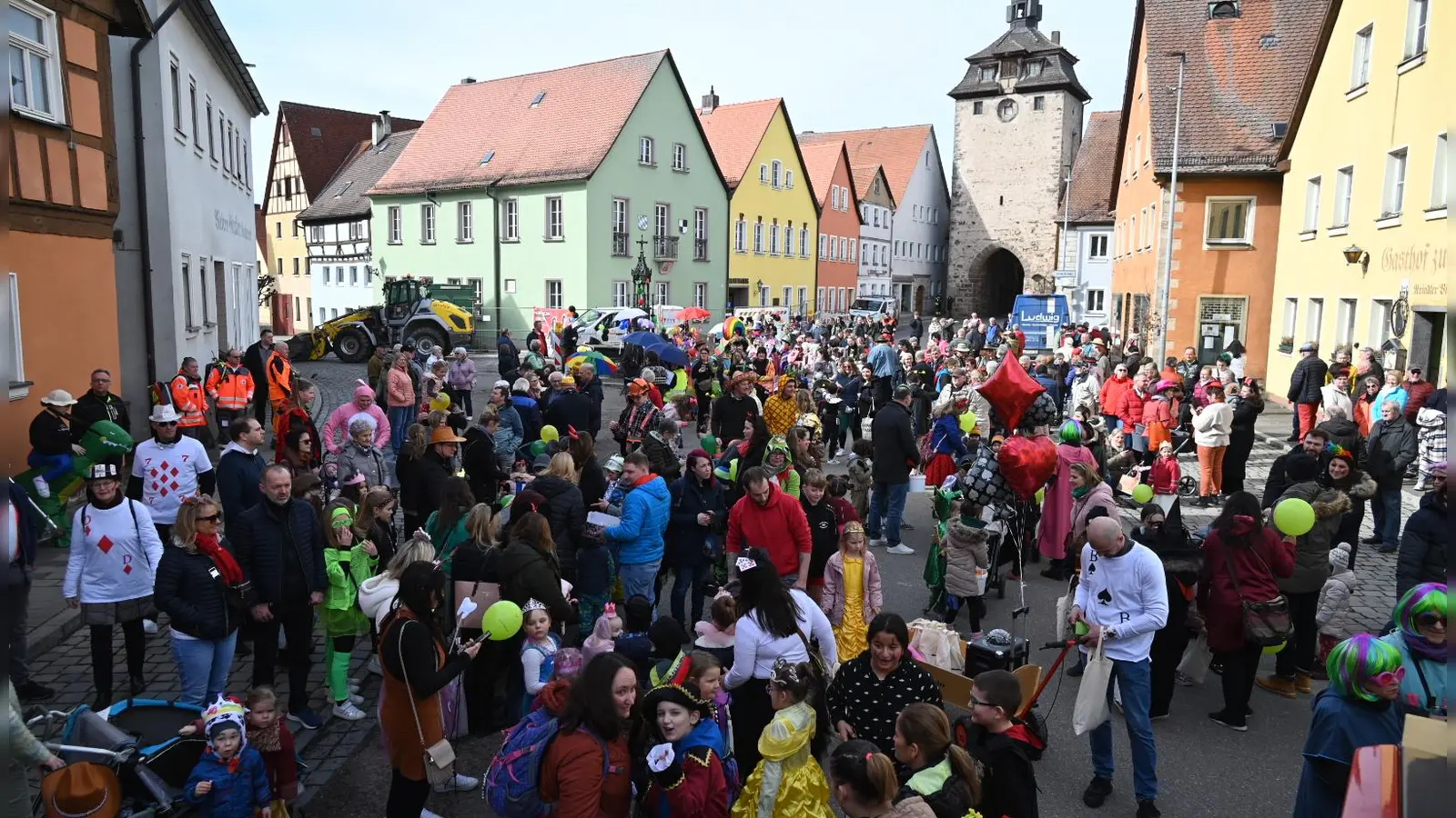 Hoch geht es am Faschingsdienstag im Herzen der Leutershäuser Altstadt her. Das soll auch heuer wieder so sein, wenngleich der anschließende Umzug abgesagt wurde. Die zunächst ins Auge gefasste Verlagerung vom Marktplatz an den Plan hat die Verwaltung nach Protesten verworfen.  (Foto: Wolfgang Grebenhof)