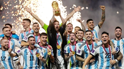 Der argentinische Nationalspieler Lionel Messi (M) feiert mit der Mannschaft den WM-Sieg (Foto: Martin Meissner/AP/dpa)