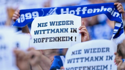 Fans der TSG Hoffenheim protestieren gegen den Einfluss von Spielerberater Roger Wittmann  (Foto: Uwe Anspach/dpa)