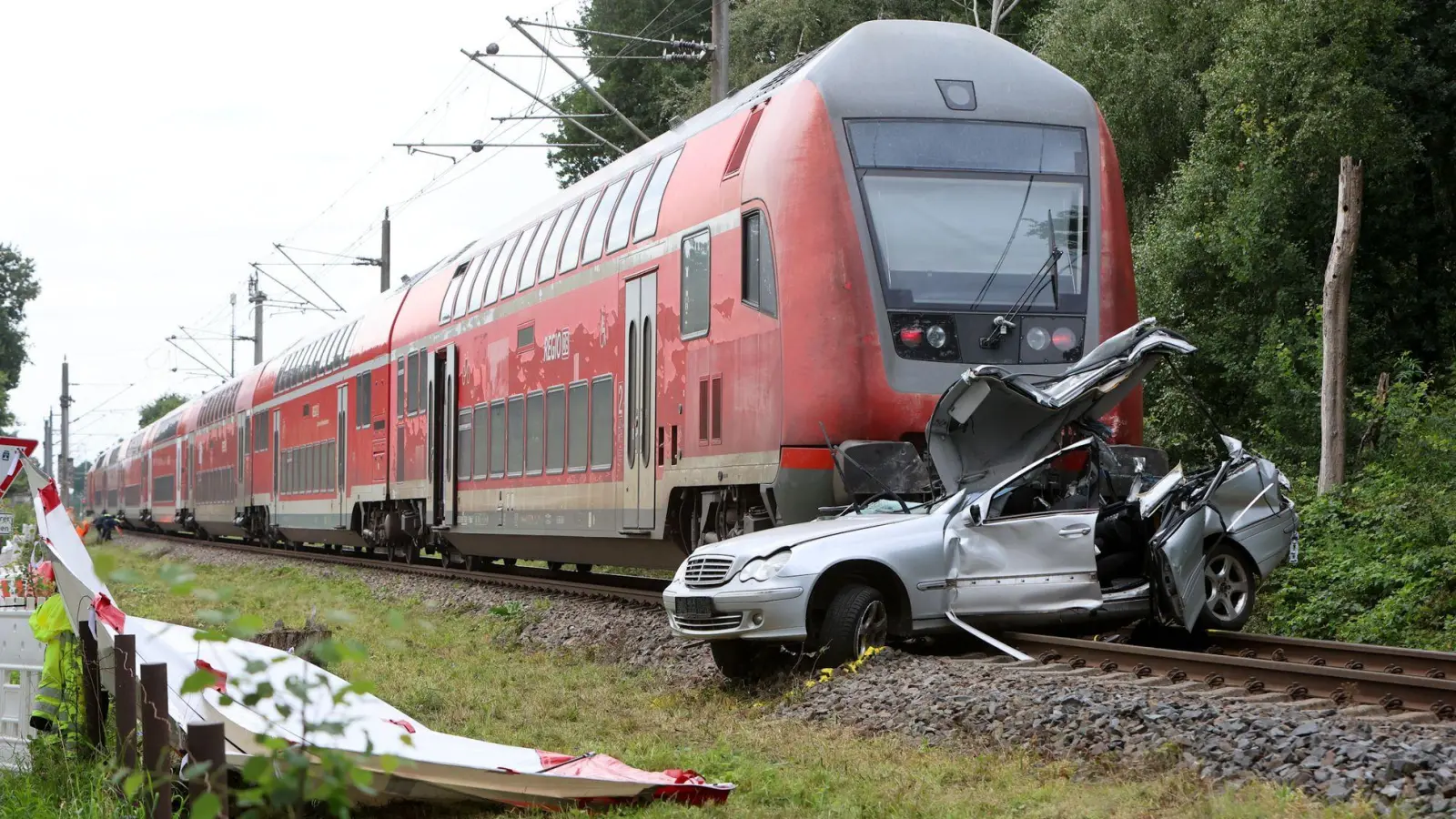 Zu dem Unfall mit dem Regionalexpress kam es an einem Bahnübergang. (Foto: Christian Butt/dpa)