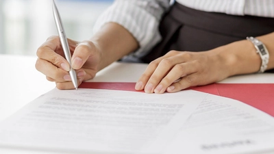 Wer es sich zutraut, sein Arbeitszeugnis selbst zu schreiben, sollte das nur mit fachlichem Gegencheck machen. (Foto: Monique Wüstenhagen/dpa-tmn)