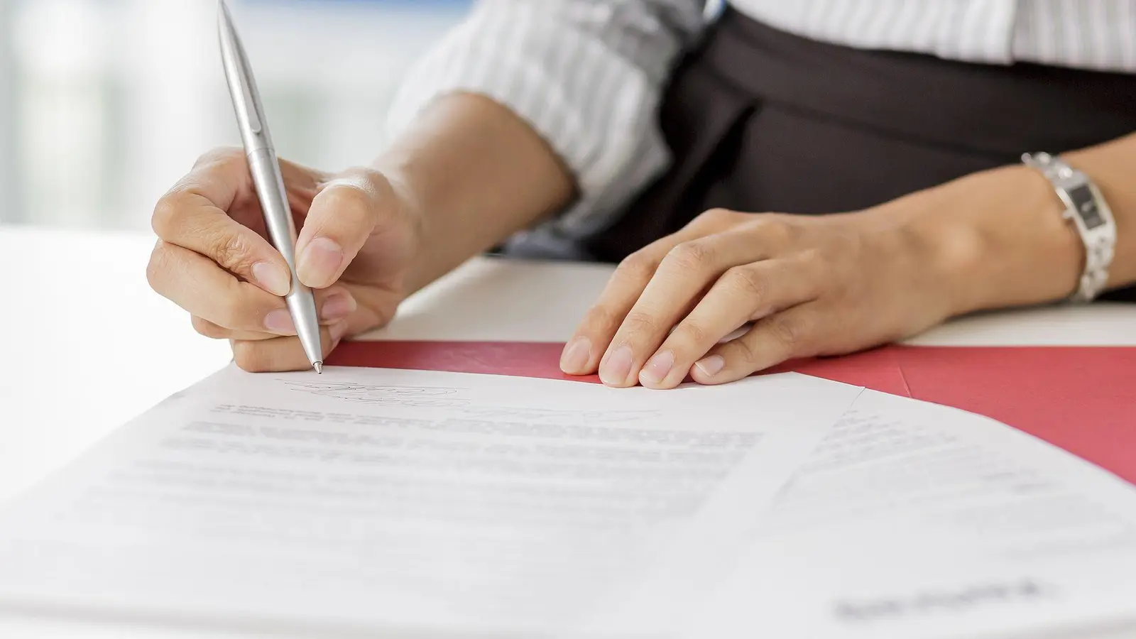 Wer es sich zutraut, sein Arbeitszeugnis selbst zu schreiben, sollte das nur mit fachlichem Gegencheck machen. (Foto: Monique Wüstenhagen/dpa-tmn)