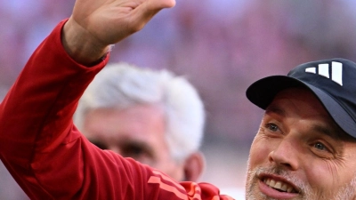 Münchens Trainer Thomas Tuchel winkt den Fans vor dem Spiel zu. (Foto: Lukas Barth/dpa)