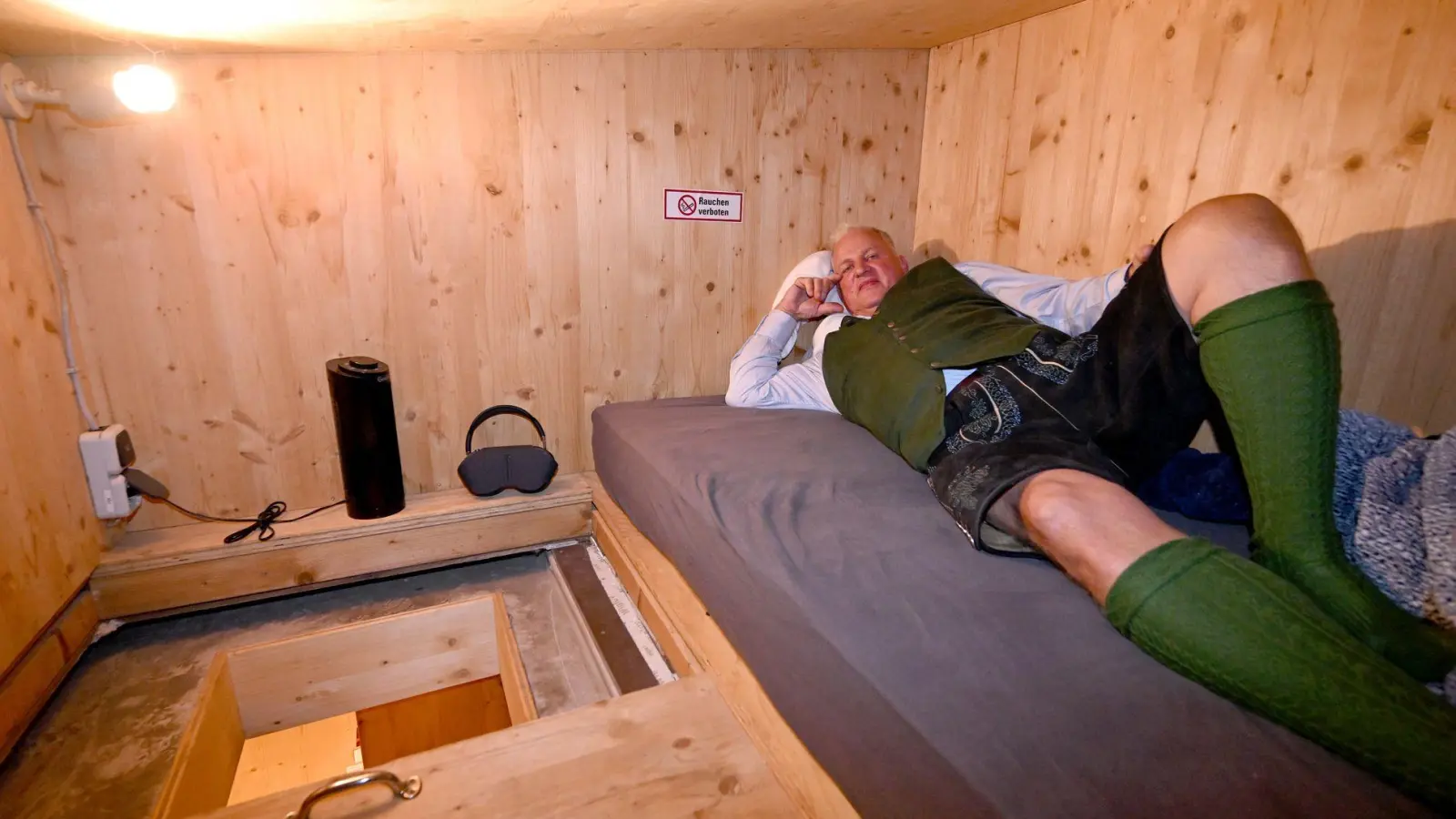 Wiesn-Wirt Christian Schottenhamel in jedem Jahr aufs Neue sein Festzeltbett in seiner Schlafkiste. (Foto: Felix Hörhager/dpa)