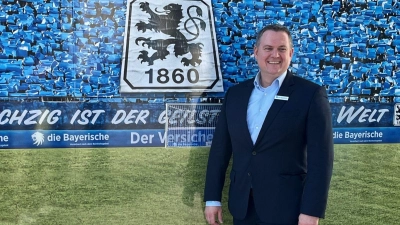 Oliver Mueller, neuer Geschäftsführer des TSV 1860 München, steht vor eine Fotowand. (Foto: Christian Kunz/dpa)