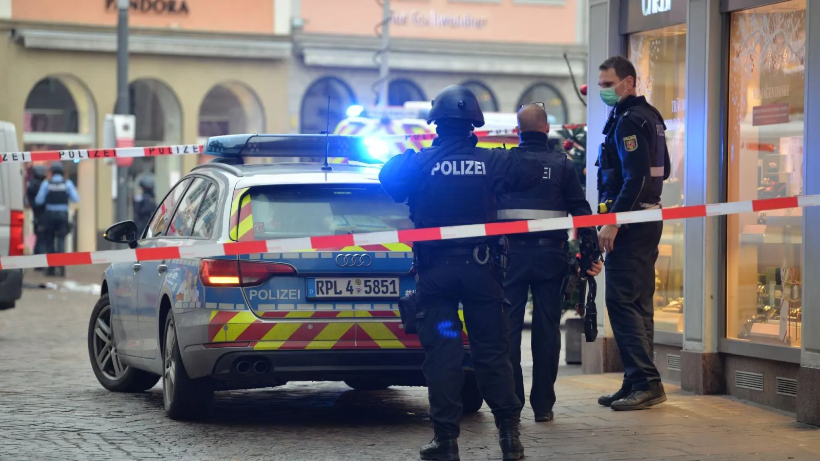 Einsatzkräfte der Polizei am 1. Dezember 2020 in Trier nach der Amokfahrt, bei  der fünf Menschen ums Leben kamen. (Foto: Harald Tittel/dpa)