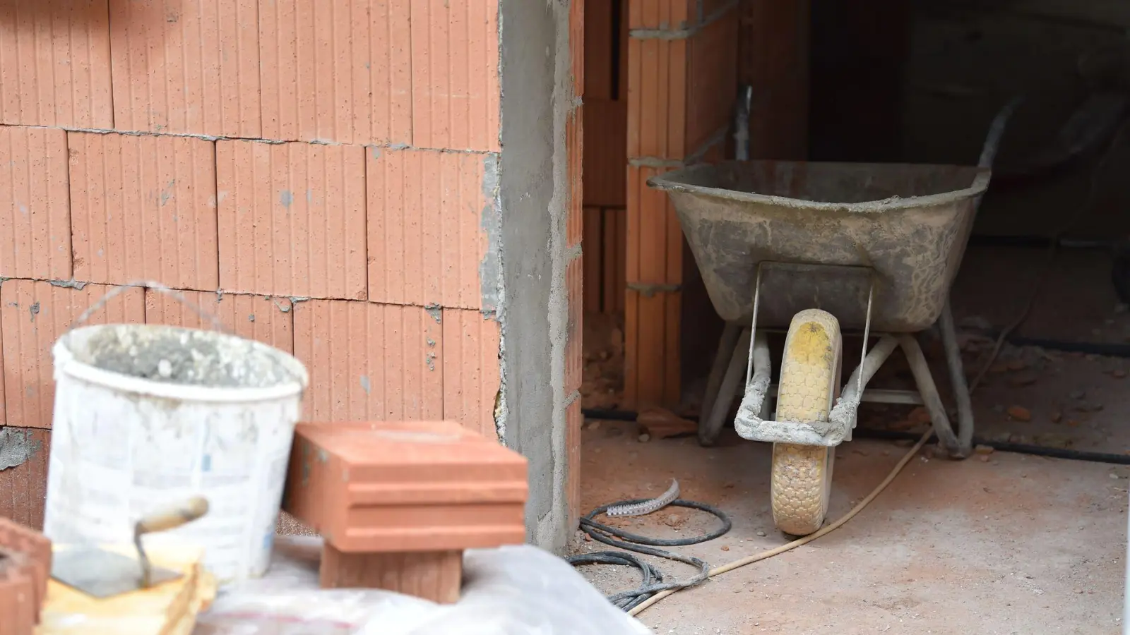 Eine Schubkarre? Nein, in Oberfranken sagt man „Rowern“ oder „Rowerna“ dazu. (Archivbild) (Foto: Lino Mirgeler/dpa)