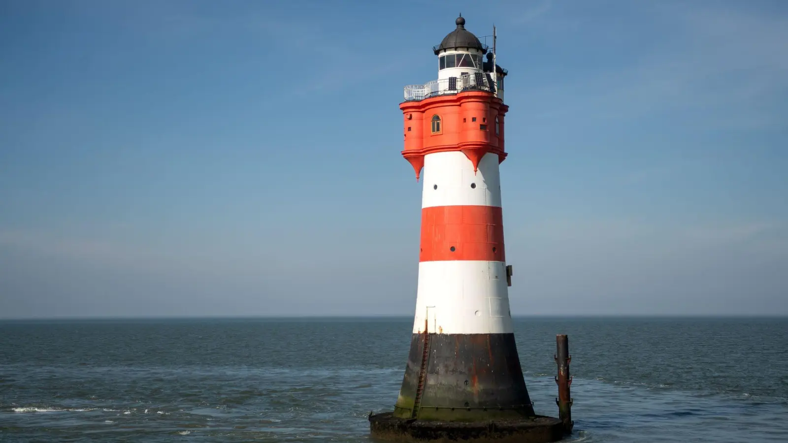 Der Leuchtturm „Roter Sand“ steht in der Nordsee vor Bremerhaven. (Archivbild) (Foto: Sina Schuldt/dpa)