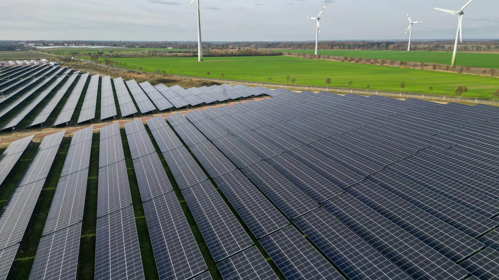 Windräder direkt neben Solaranlagen - es geht aufwärts bei der installierten Leistung der Erneuerbaren. (Archivbild) (Foto: Jan Woitas/dpa)