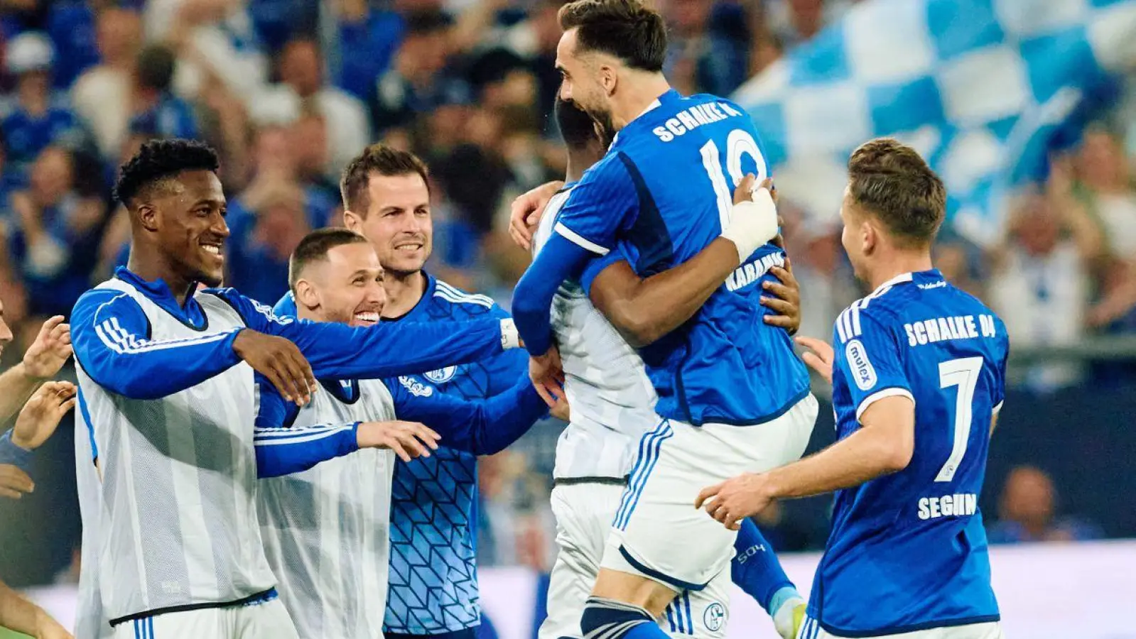 Schalke hat durch den Sieg gegen Nürnberg vorerst fünf Punkte Vorsprung auf den Relegationsplatz. (Foto: Bernd Thissen/dpa)