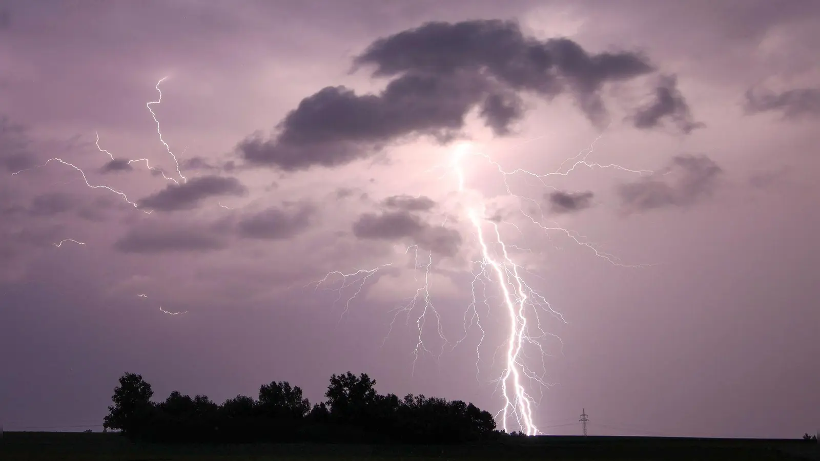 Das Wetter wird ungemütlich. Regionen in der Südhälfte müssen sich auf starke Gewitter einstellen. (Foto: Alexander Wolf/onw-images/dpa)