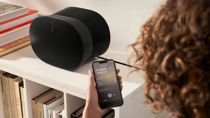 Der Sonos Era 300 lässt sich mit Atmos-Musik von den Streamingdiensten Apple Music und Amazon Music Unlimited beschicken. (Foto: 2023 Sonos Inc/dpa-tmn)