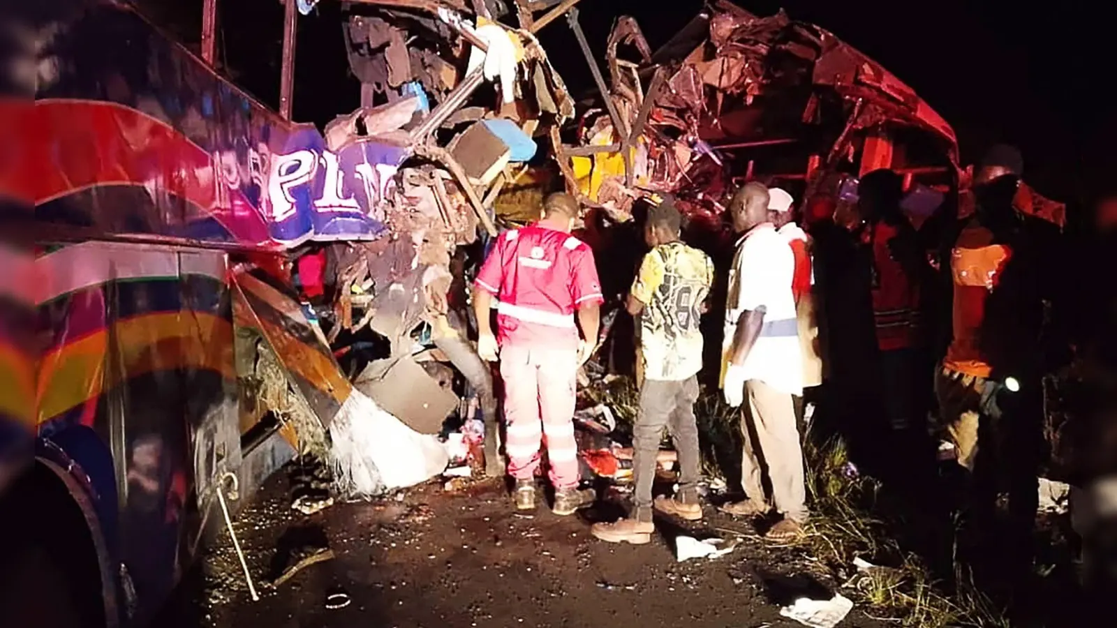 Die Fahrzeuge wurden schwer beschädigt.  (Foto: Uncredited/Uganda Red Cross/AP/dpa)