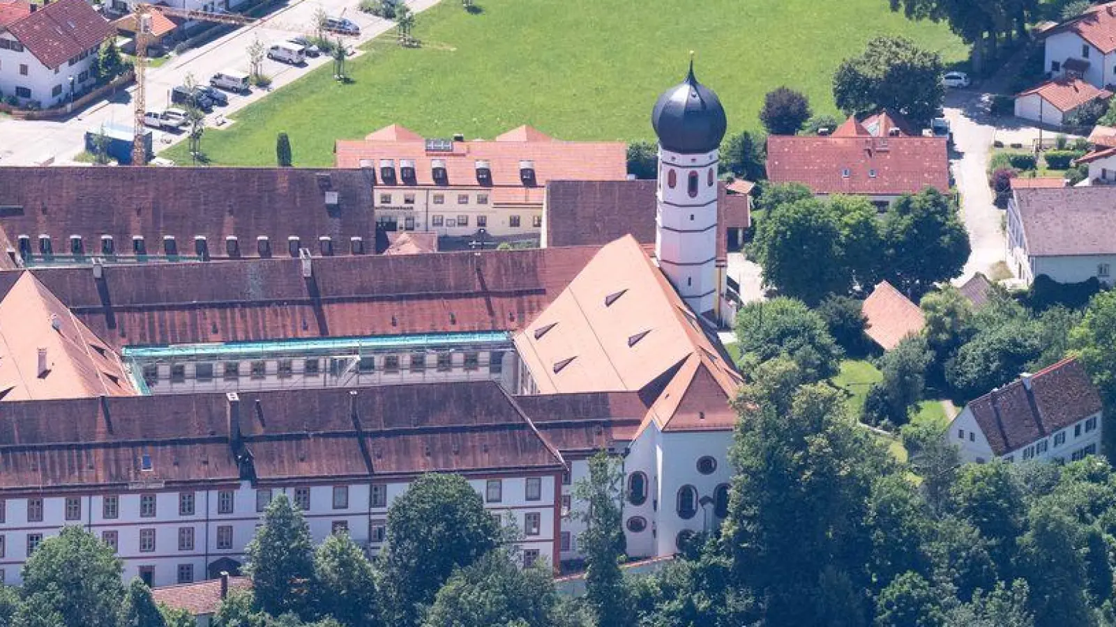 Nach einer umfassenden Sanierung dient das barocke Kloster Beuerberg nun künftig als kirchliches Tagungs- und Kulturzentrum. (Archivbild) (Foto: Sven Hoppe/dpa)