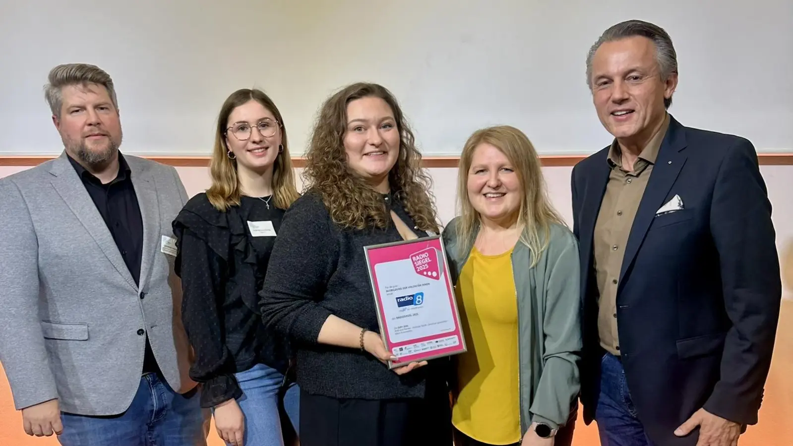 Freuen sich über das Radiosiegel (von links): Gesamtleiter Christoph Hähnlein, Volontärin Lisa Immendörfer, Redakteurin Chiara Bischoff, Marie-Luise Orendi (BLM) und Programmleiter Klaus Seeger. (Foto: Julia Wassilkow)