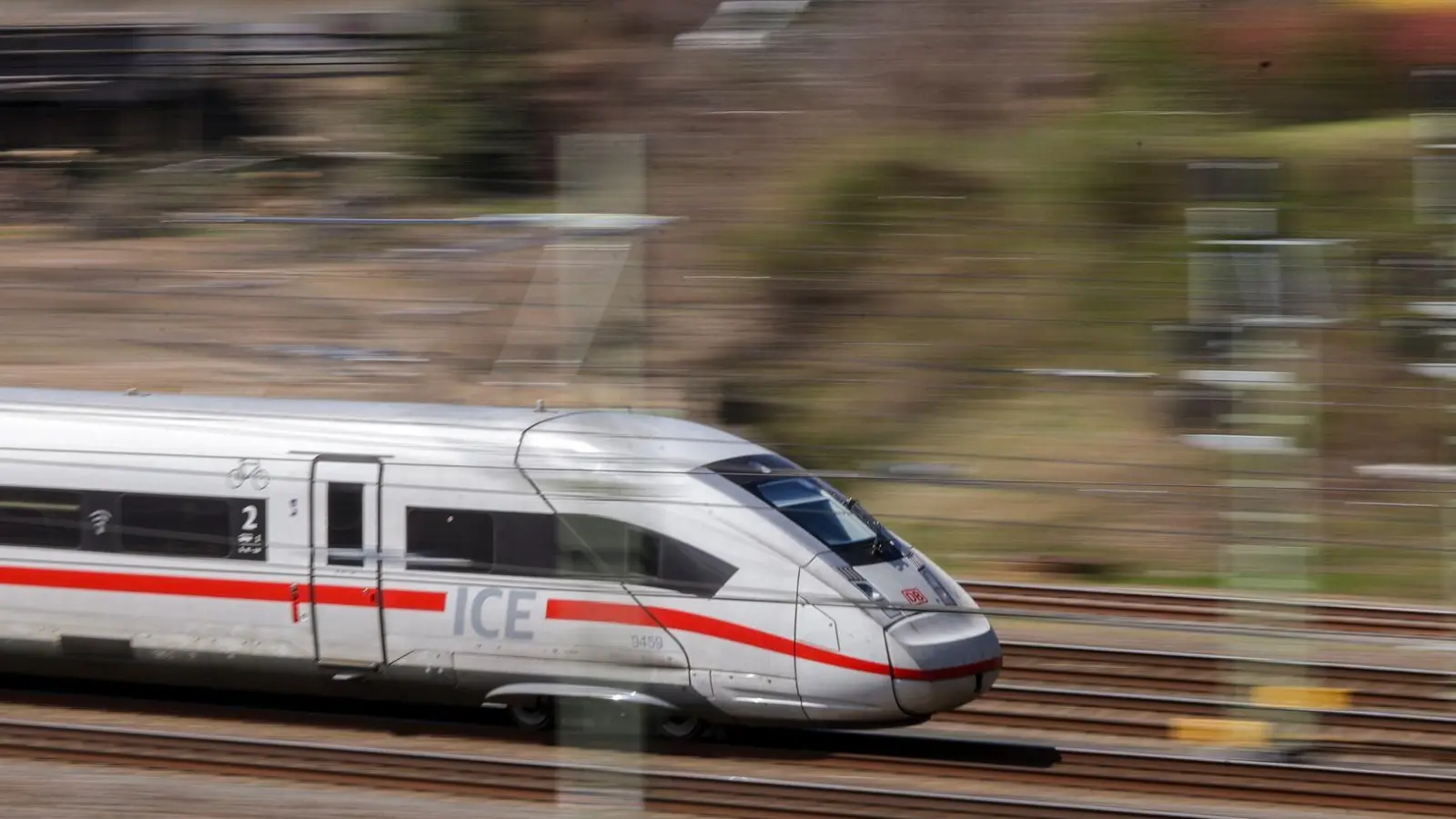 Vor 40 Jahren fuhr in Bayern der erste ICE über die Schienen. Das würdigt das Deutsche Museum nun mit einer kleinen Ausstellung. (Archivbild) (Foto: Jan Woitas/dpa)