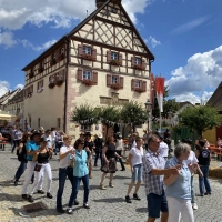 Die Krautstadt wird alle zwei Jahre zur Westernstadt. Beim besonderen Altstadtfest in Merkendorf stehen Country-Musik und Line-Dance hoch im Kurs. (Foto: Stadt Merkendorf)