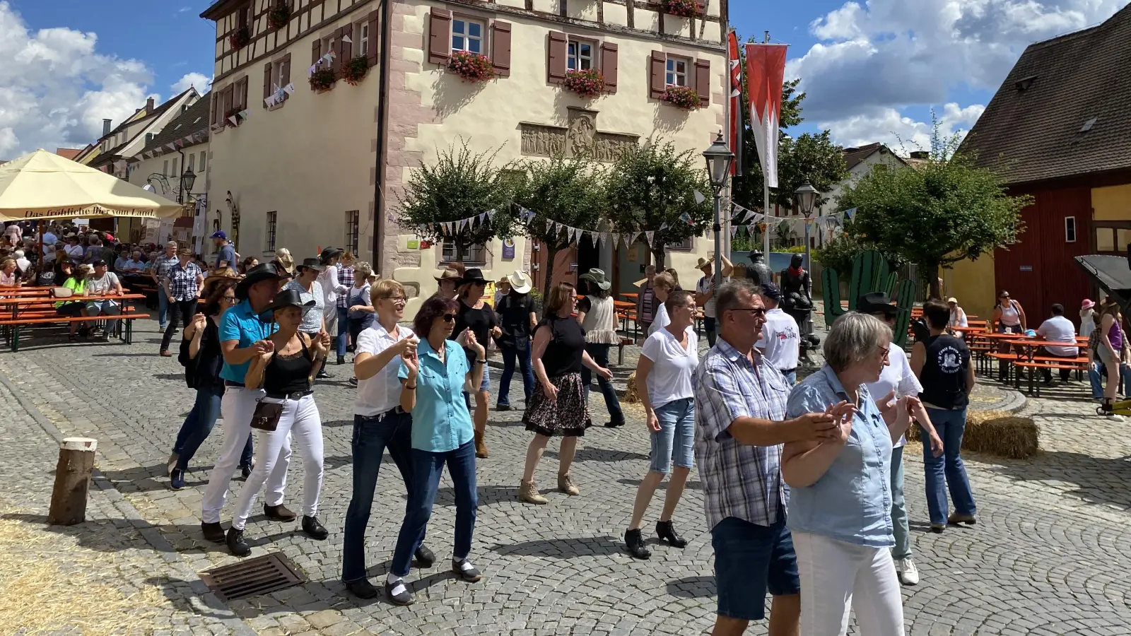 Die Krautstadt wird alle zwei Jahre zur Westernstadt. Beim besonderen Altstadtfest in Merkendorf stehen Country-Musik und Line-Dance hoch im Kurs. (Foto: Stadt Merkendorf)