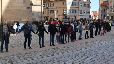 Eine Menschenkette zog sich am Sonntag am Marktplatz vorbei vom Wörnitztor zum Rothenburger Tor. Die Teilnehmenden wollten ein sichtbares Zeichen für Demokratie und gegen Rechtsextremismus setzen. (Foto: Martina Haas)