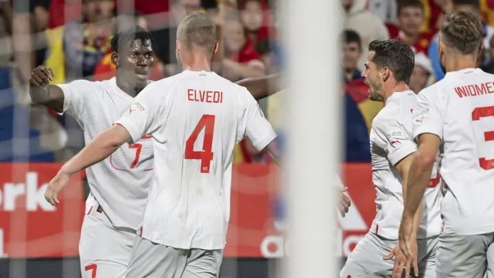 Stürmer Breel Embolo (l) erzielte beim Schweizer Sieg gegen Spanien das 2:1. (Foto: Jean-Christophe Bott/KEYSTONE/dpa)