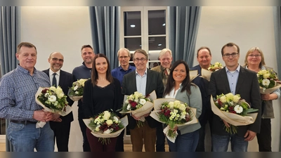 Sie wurden von Bürgermeister Markus Liebich (Zweiter von links) verabschiedet: Erwin Heidenfelder, Johannes Riegel, Helena Weidner, Till Scholl, Markus Freiherr von Eyb, Alexander Scholl, Susanne Kernstock, Harald Kapp, Raimund Walz und Renate Götzenberger (von links). Jürgen Seyerlein fehlt auf dem Bild. (Foto: Wolfgang Grebenhof)