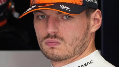 Die Laune von Max Verstappen ist mal wieder im Keller. (Foto: Darko Bandic/AP/dpa)