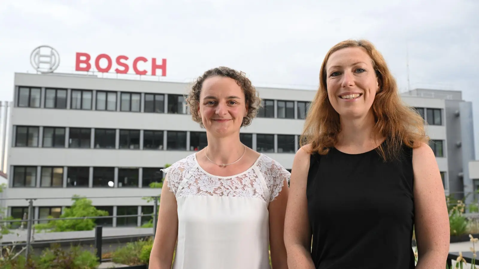 Die Bosch-Führungskräfte Ina Skultety (l) und Isabell Kormos (r) auf der Dachterrasse eines Firmengebäudes in Stuttgart. (Foto: Bernd Weißbrod/dpa)