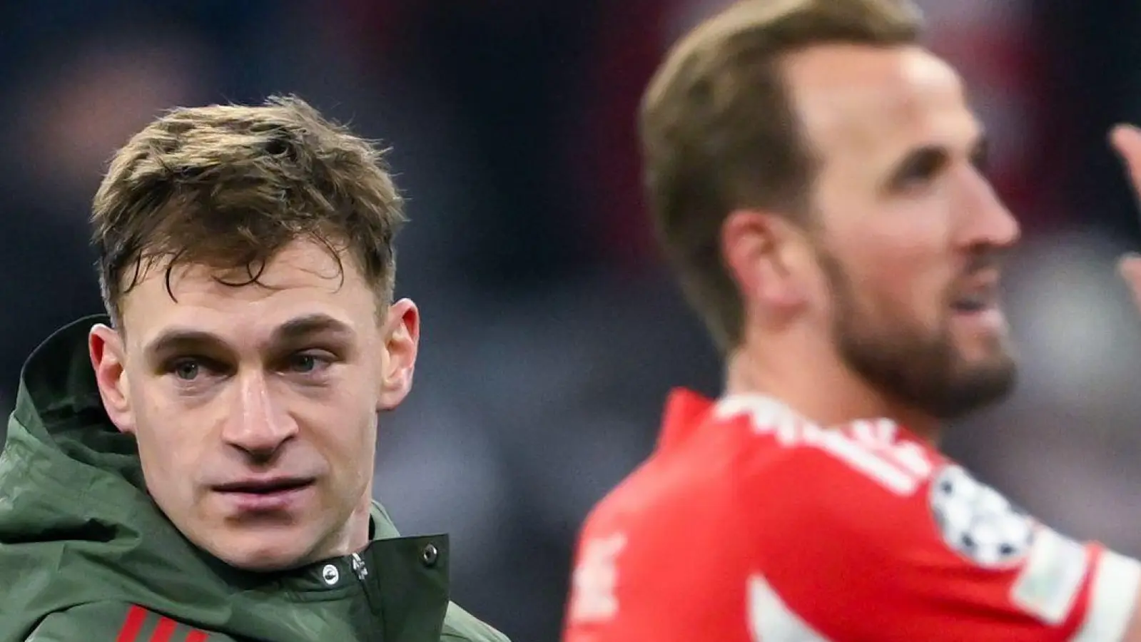 Das erste Etappenziel ist erreicht: Joshua Kimmich (l) und Harry Kane feiern den Einzug ins Achtelfinale. (Foto: Sven Hoppe/dpa)