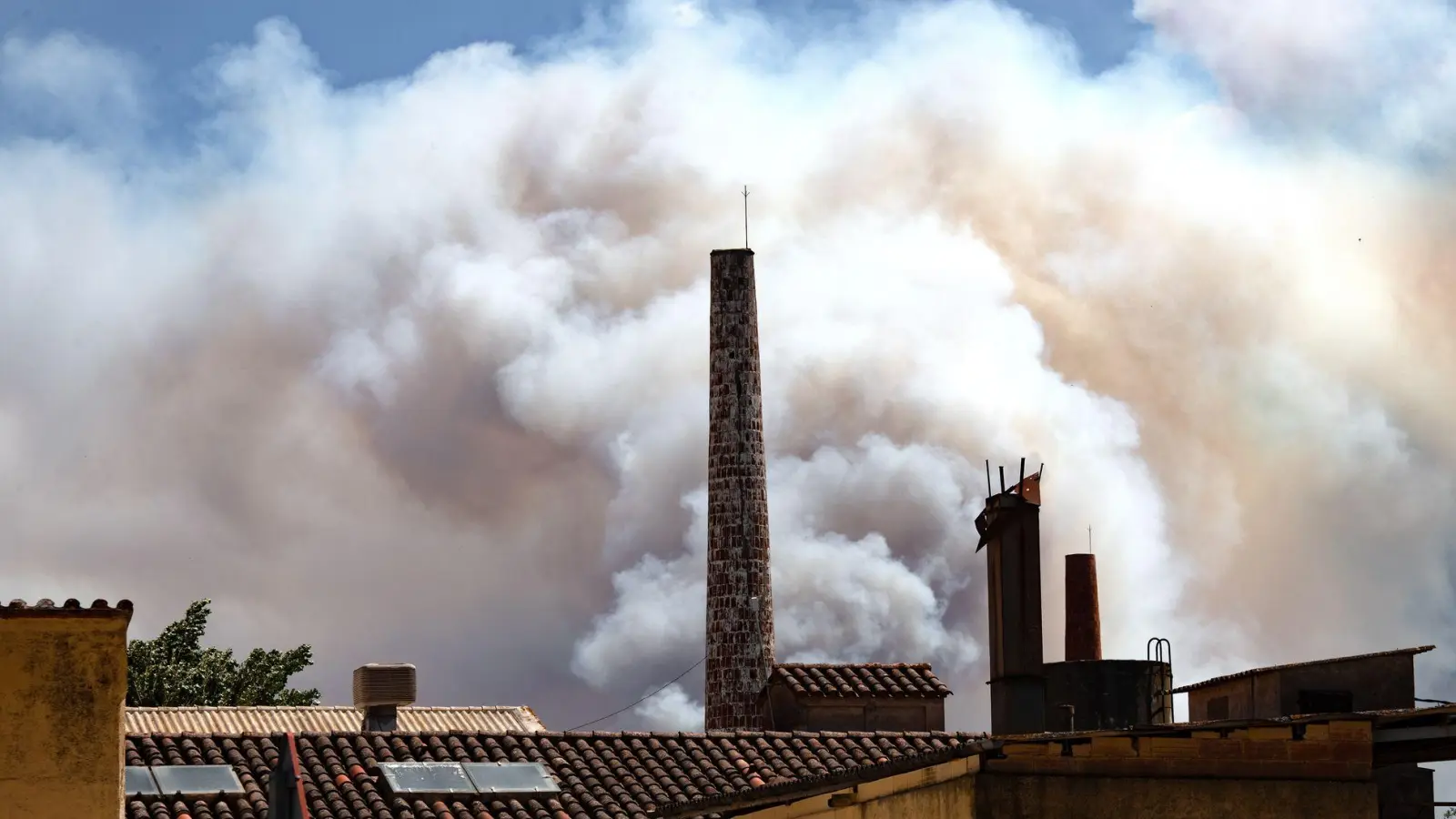 Wegen starker Rauchentwicklung durch einen Waldbrand im Nordosten Spaniens haben die Behörden rund 45.000 Bewohner mehrerer Ortschaften aufgerufen, ihre Häuser vorerst nicht zu verlassen. (Foto: Glòria Sánchez/EUROPA PRESS/dpa)